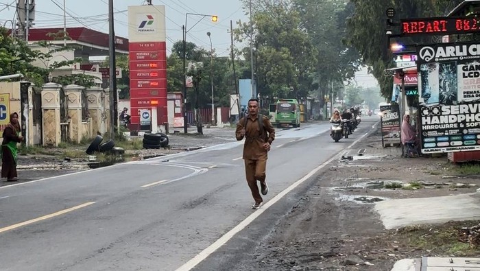 Inspiratif! Guru Bojonegoro Lari 4 Km Berangkat Mengajar
