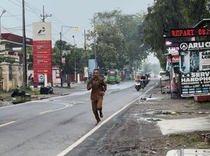 Video: Guru di Bojonegoro Lari 4 Km ke Sekolah Demi Hemat BBM