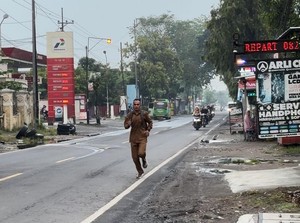 Jiwa Atlet Guru di Bojonegoro Berlari ke Sekolah Demi Hemat BBM