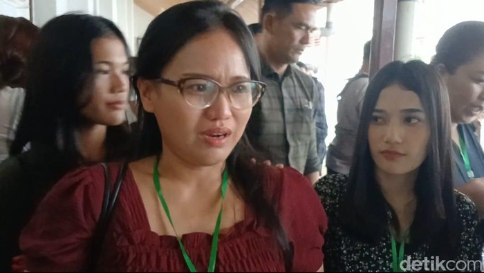 Istri Amsal bernama Lovia (tengah) saat menangis mengucapkan suka cita atas vonis bebas suaminya.