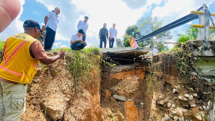 Jembatan di Plakat Tinggi nyaris putus pada bagian oprid.