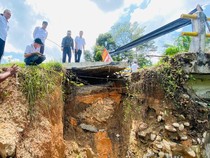 Jembatan di Plakat Tinggi Muba Nyaris Putus Akibat Longsor