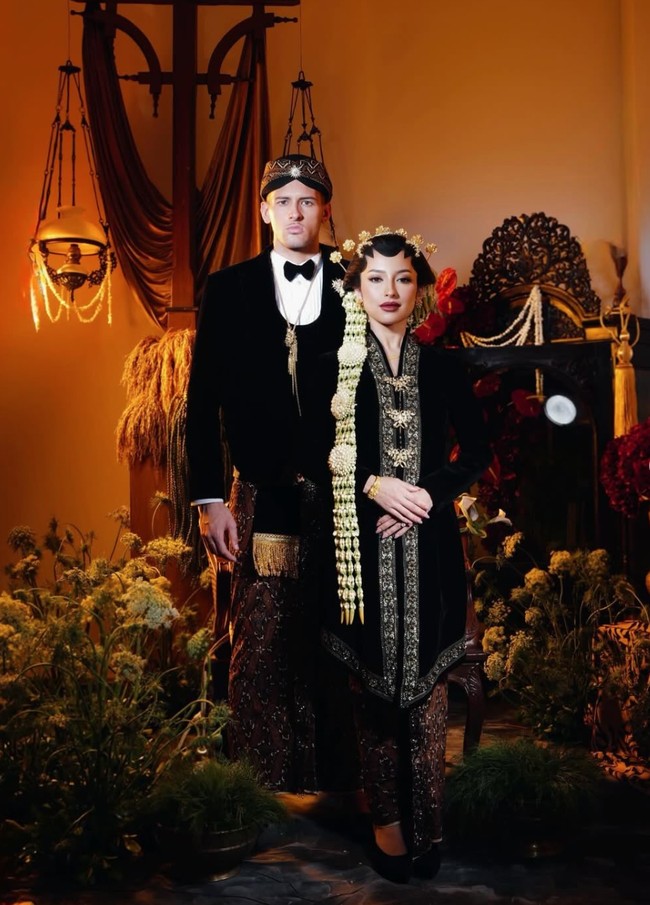 Hari bahagia Jennifer Coppen dan pesepak bola Justin Hubner tampaknya sudah semakin dekat. Kali ini melalui akun Instagram pribadi, Jennifer membagikan hasil foto-foto preweddingnya dengan Hubner. Foto: Instagram/@jennifercoppenreal20