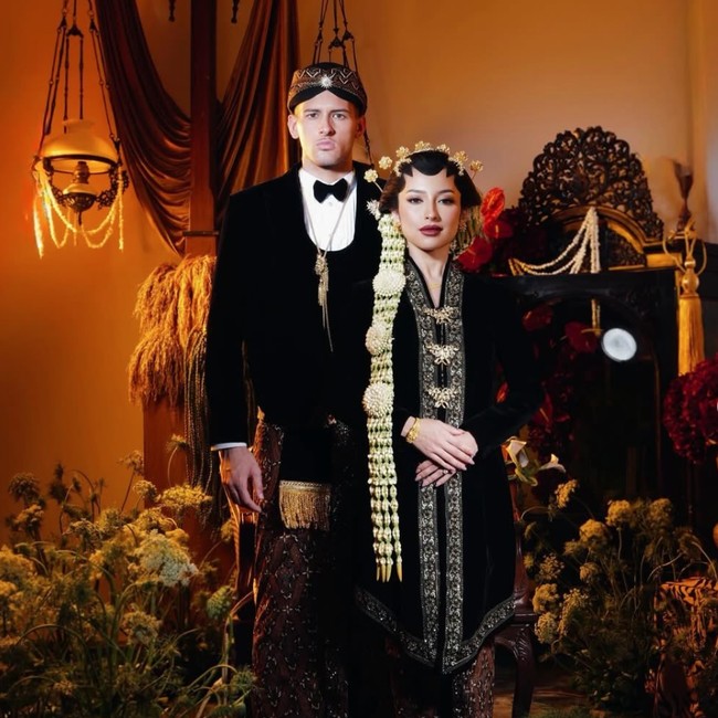 Foto Prewedding Jennifer Coppen-Justin Hubner Usung Adat Jawa, Anggun Berpaes