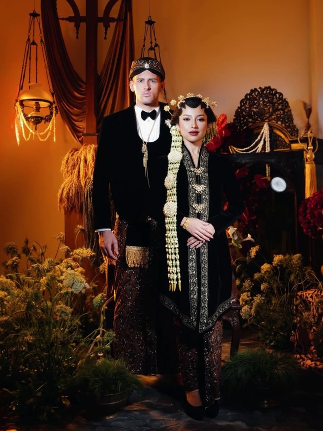 Foto Prewedding Jennifer Coppen-Justin Hubner Usung Adat Jawa, Anggun Berpaes