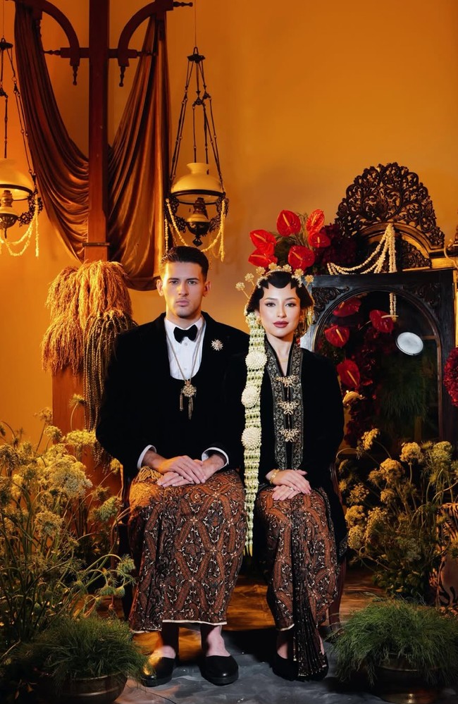 Uniknya kedua calon pengantin ini memilih nuansa adat Jawa. Sama-sama berparas bule, keduanya tampil memukau dalam balutan busana adat bernuansa hitam. Foto: Instagram/@jennifercoppenreal20