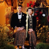 Uniknya kedua calon pengantin ini memilih nuansa adat Jawa. Sama-sama berparas bule, keduanya tampil memukau dalam balutan busana adat bernuansa hitam. Foto: Instagram/@jennifercoppenreal20