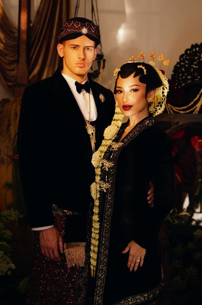 Jennifer dan Hubner tampil kenakan kebaya dan beskap velvet bernuansa hitam. Melengkapi penampilannya, keduanya mengenakan kain lilit batik berwarna coklat. Foto: Instagram/@jennifercoppenreal20