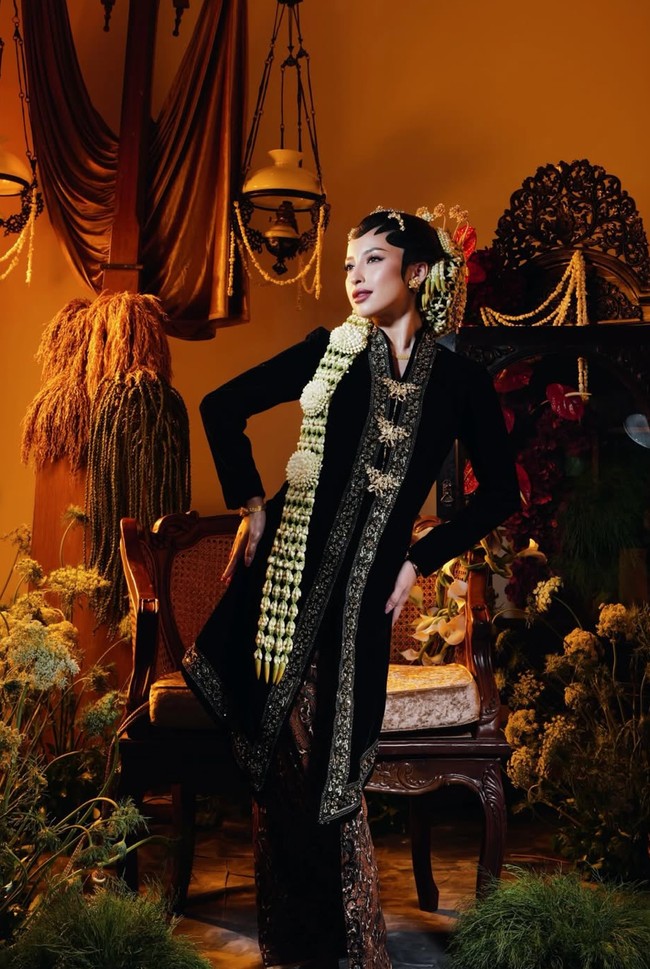 Sementara Jennifer tampil tak kalah memukau dengan sanggul, ronce melati, serta paes. Jennifer sendiri diketahui memang memiliki darah kerturunan Indonesia dari sang mama. Sementara sang ayah berasal dari Belanda. Foto: Instagram/@jennifercoppenreal20