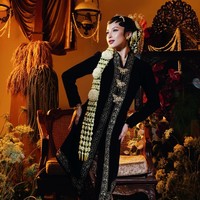 Sementara Jennifer tampil tak kalah memukau dengan sanggul, ronce melati, serta paes. Jennifer sendiri diketahui memang memiliki darah kerturunan Indonesia dari sang mama. Sementara sang ayah berasal dari Belanda. Foto: Instagram/@jennifercoppenreal20