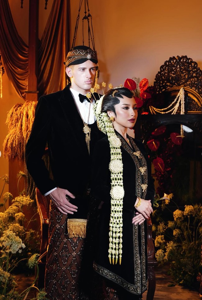 Penampilan Jennifer dan Hubner di pemotretan prewedding tersebut terlihat memukau dan elegan. Perpaduan warna hitam, coklat, dan keemasan membuat penampilan keduanya makin berkelas. Foto: Instagram/@jennifercoppenreal20