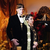 Penampilan Jennifer dan Hubner di pemotretan prewedding tersebut terlihat memukau dan elegan. Perpaduan warna hitam, coklat, dan keemasan membuat penampilan keduanya makin berkelas. Foto: Instagram/@jennifercoppenreal20
