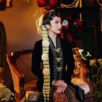 Riasan wajah Jennifer yang on point juga tak kalah curi atensi. Serasi dengan busana yang dikenakan, ibu satu orang anak itu tampil bold dengan riasan glam look dan lipstik merah. Foto: Instagram/@jennifercoppenreal20