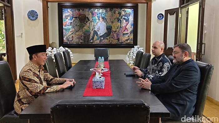 Presiden ke-7 Joko Widodo (Jokowi) menjamu Dubes Iran Mohammad Boroujerdi di rumahnya, Sumber, Solo, Rabu (1/4/2026).