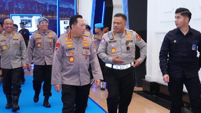 Kapolri Jenderal Listyo Sigit Prabowo dan Kakorlantas Polri Irjen Agus Suryonugroho