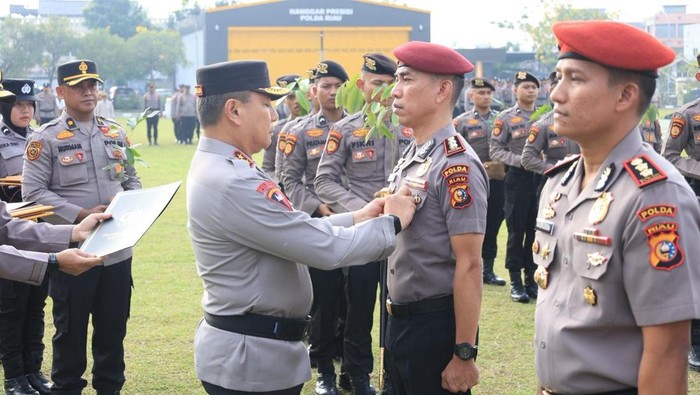 Kapolda Riau Irjen Herry Heryawan memberikan 161 penghargaan, 52 di antaranya mendapatkan pin emas Kapolri, Rabu (1/4/2026).