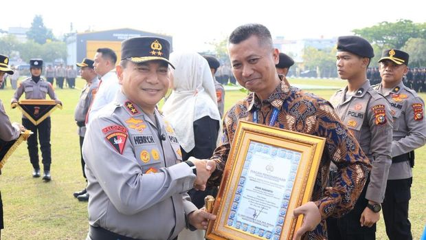 Kapolda Riau Irjen Herry Heryawan memberikan 161 penghargaan, 52 di antaranya mendapatkan pin emas Kapolri, Rabu (1/4/2026).