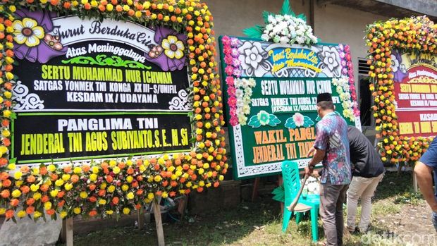 Sejumlah karangan bunga ucapan duka dari sejumlah tokoh nasional di rumah duka Dusun Deyangan, Desa Deyangan, Kecamatan Mertoyudan, Kabupaten Magelang, Rabu (1/4/2026).