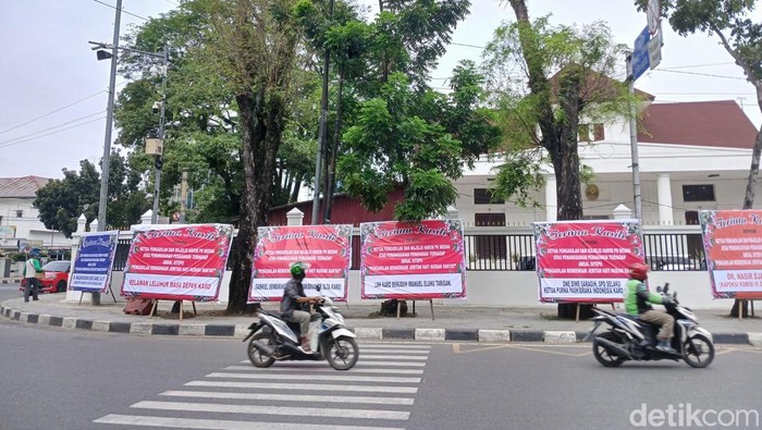 Karangan bungan dukungan untuk hakim PN Medan jelang sidang vonis Amsal Sitepu (Juita Sinuhaji/detikcom)