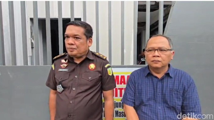 Kasi Pidsus Kejari Karo Reinhard Harve Sembiring (kiri) dan Kasi Penkum Kejati Sumut, Rizaldi (kanan) saat di Pengadilan Negeri Medan, Rabu (1/4/2026). (Juita Sinuhaji/detikSumut)