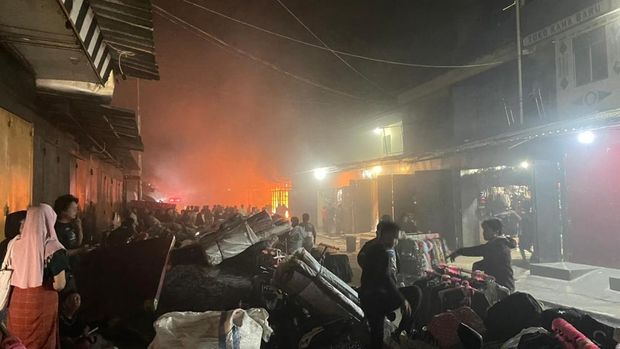 Kebakaran menghanguskan 4 ruko di Jayawijaya hingga 11 orang meninggal dunia. Kebakaran menghanguskan 4 ruko di Jayawijaya hingga 11 orang meninggal dunia.