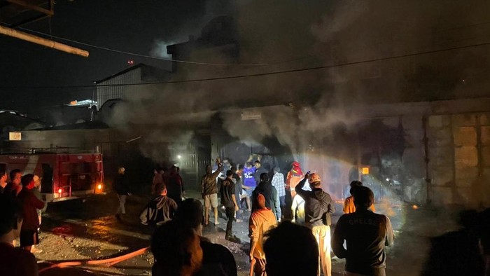 Kebakaran menghanguskan 4 ruko hingga mengakibatkan 11 orang meninggal dunia.