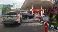 Menteri Koordinator Bidang Perekonomian, Airlangga Hartarto, menjelaskan bahwa pembelian Pertalite kini dibatasi maksimal 50 liter per kendaraan per hari. Pengisian BBM tersebut juga wajib menggunakan aplikasi MyPertamina sebagai bagian dari sistem pengawasan distribusi.