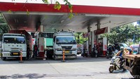 Kendaraan bermotor mengisi Bahan Bakar Minyak (BBM) di salah satu SPBU, Jakarta, Rabu (1/4/2026).