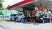 Namun demikian, pembatasan ini tidak berlaku untuk sejumlah kendaraan tertentu. Truk, kendaraan angkutan umum, serta bus tetap diperbolehkan mengisi BBM sesuai kebutuhan operasionalnya tanpa terikat batas 50 liter seperti kendaraan pribadi.