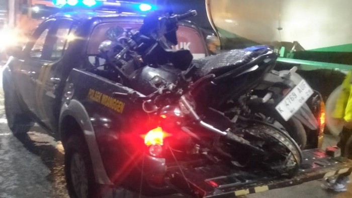 Dua sepeda motor terlibat kecelakaan adu banteng di Flyover Ganefo, Desa Kembangarum, Kecamatan Mranggen, Kabupaten Demak dievakuasi petugas pada Rabu (1/4/2026) malam.
