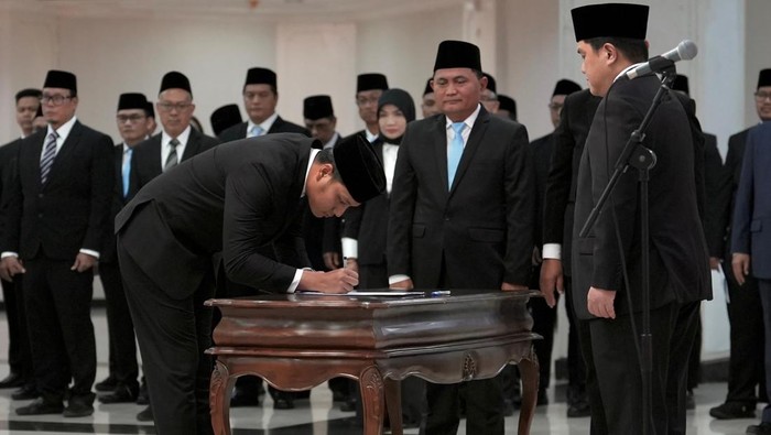 Menpora Erick Thohir melantik Dirut LPUK Kemenpora untuk mendorong pengelolaan aset olahraga lebih profesional dan tidak mangkrak.