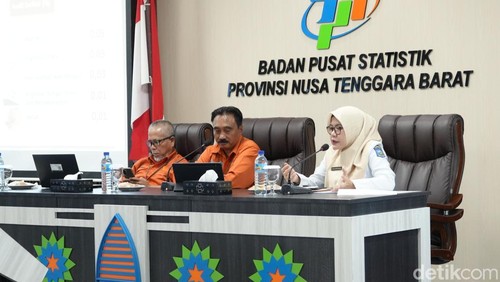 Kepala BPS NTB Wahyudin (tengah) saat merilis data ekspor impor di kantornya, Rabu (1/4/2026). (Foto: Nathea Citra/detikBali)