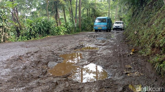 Kondisi jalan rusak di Sukabumi