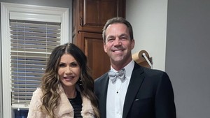 Foto Pernikahan Eks Menteri Trump yang Suaminya Kepergok Tampil Bak Wanita