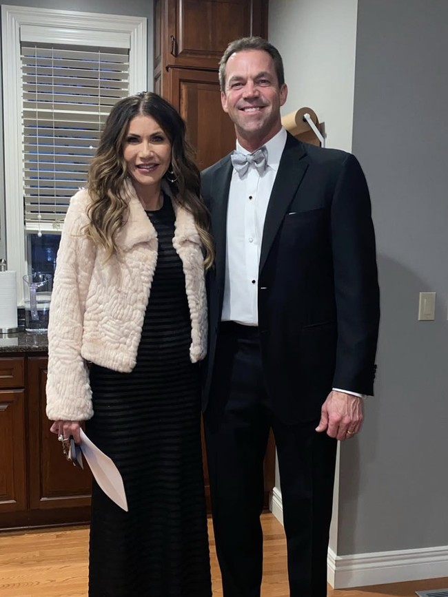 Foto Pernikahan Eks Menteri Trump yang Suaminya Kepergok Tampil Bak Wanita