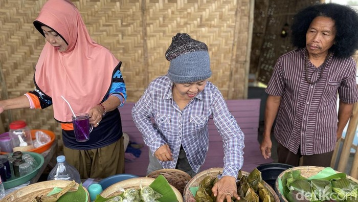 Penampakan warung jadul di Alun-alun Kembang Joyo Pati yang menjual nasi jagung dan es bunga telang, Rabu (1/4/2026).