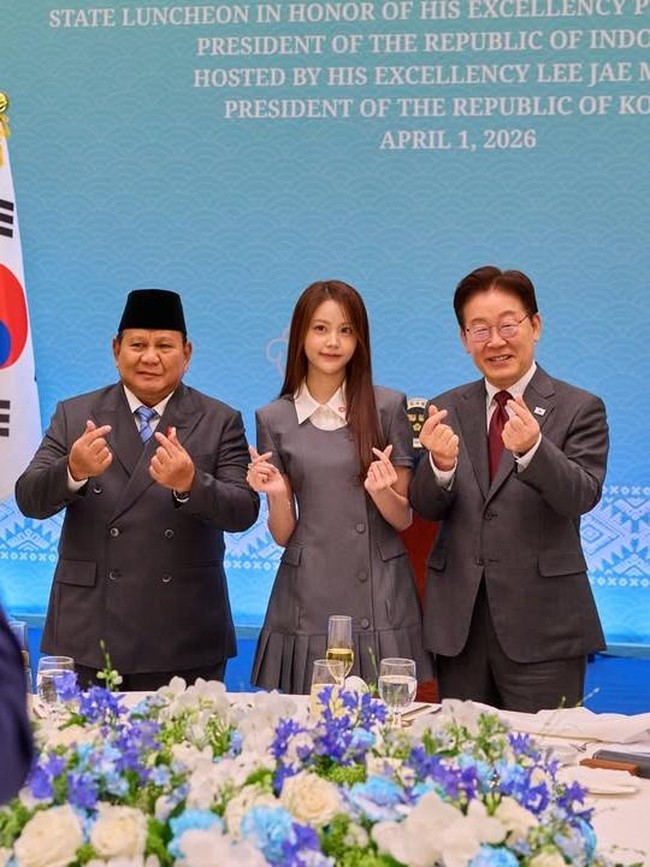 Momen Carmen Hearts2Hearts Foto Bareng Prabowo dan Presiden Korea Selatan