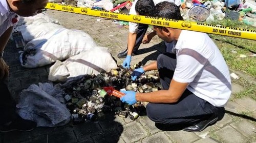 Petugas saat melakukan identifikasi delapan karung yang berisi limbah B3 di pinggir jalan Denpasar-Gilimanuk, Rabu (1/4/2026).
