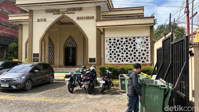 Lokasi penemuan granat nanas di tong sampah Masjid BPN Makassar.