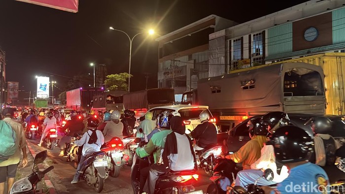 Macet dari Urip Sumoharjo menuju Perintis Kemerdekaan Makassar malam ini.