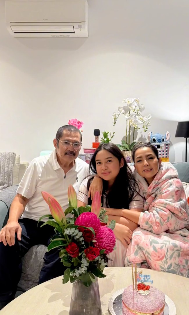 Tepat pada 30 Maret, Khirani, putri Mayangsari dan Bambang Trihatmodjjo berulang tahun yang ke-20. Di hari spesialnya itu Khirani mendapat kejutan dari kedua orangtuanya. Foto: Instagram/@mayangsari_official