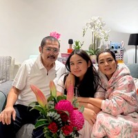 Tepat pada 30 Maret, Khirani, putri Mayangsari dan Bambang Trihatmodjjo berulang tahun yang ke-20. Di hari spesialnya itu Khirani mendapat kejutan dari kedua orangtuanya. Foto: Instagram/@mayangsari_official