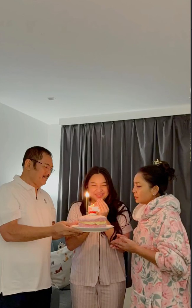 Bambang dan Mayang membuat kejutan simpel di rumah mereka dengan membawakan lilin dan kue ulang tahun. Momen hangat tersebut dibagikan Mayang ke akun Instagram pribadinya. Foto: Instagram/@mayangsari_official