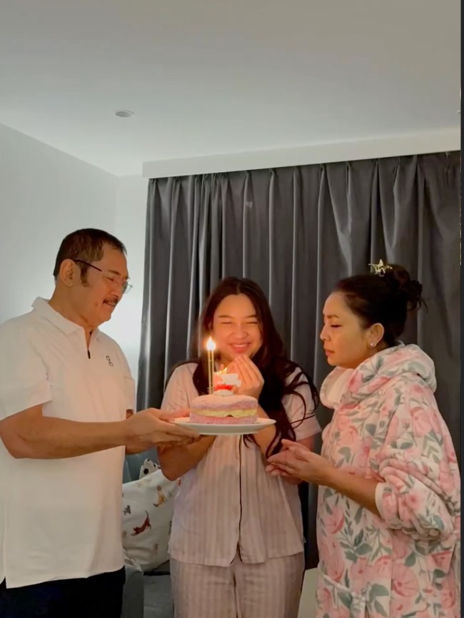 Potret Khirani Putri Mayangsari Ultah ke-20, Makin Cantik Mirip Sang Mama