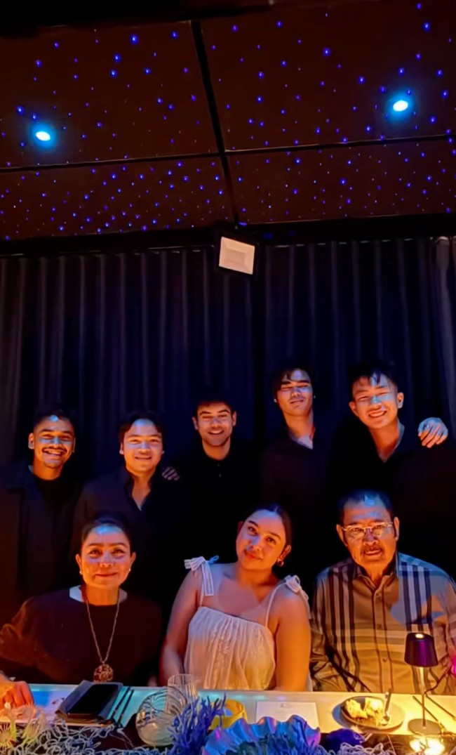 Perayaan ulang tahun Khirani kemudian dilanjutkan bersama para sahabat. Digelar di sebuah restoran mewah, tampak Bambang dan Mayang yang setia ikut mendampingi putrinya. Foto: Instagram/@mayangsari_official