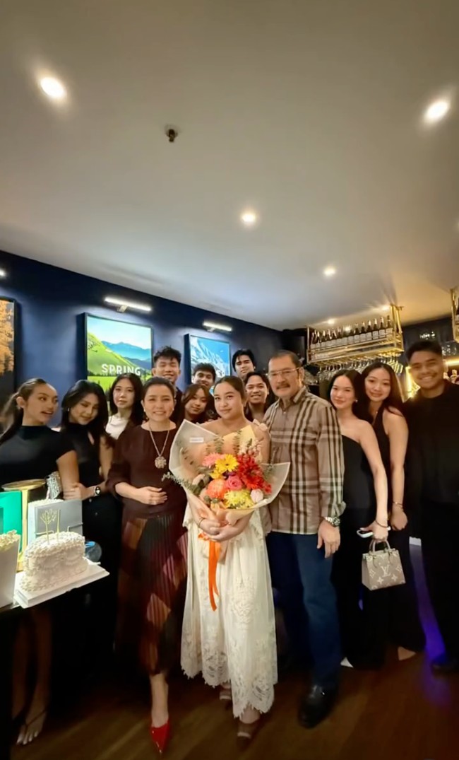 Khirani tampil simpel kenakan dress putih tanpa lengan. Sementara para sahabat yang hadir kompak kenakan busana berwarna hitam. Foto: Instagram/@mayangsari_official