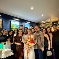 Khirani tampil simpel kenakan dress putih tanpa lengan. Sementara para sahabat yang hadir kompak kenakan busana berwarna hitam. Foto: Instagram/@mayangsari_official