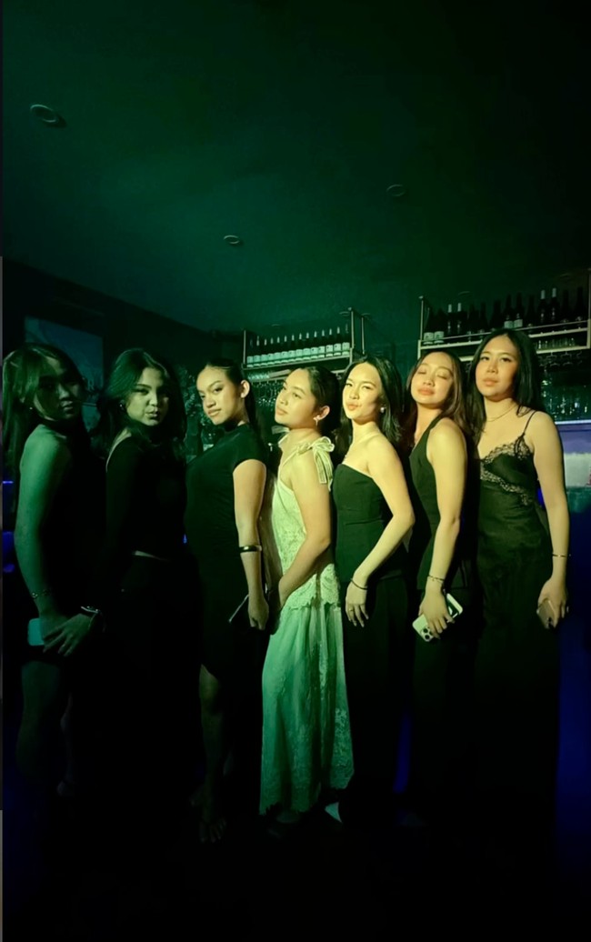 Potret Khirani bersama para sahabat wanitanya. Kini sudah semakin besar, Khirani terlihat makin cantik mirip sang mama. Foto: Instagram/@mayangsari_official