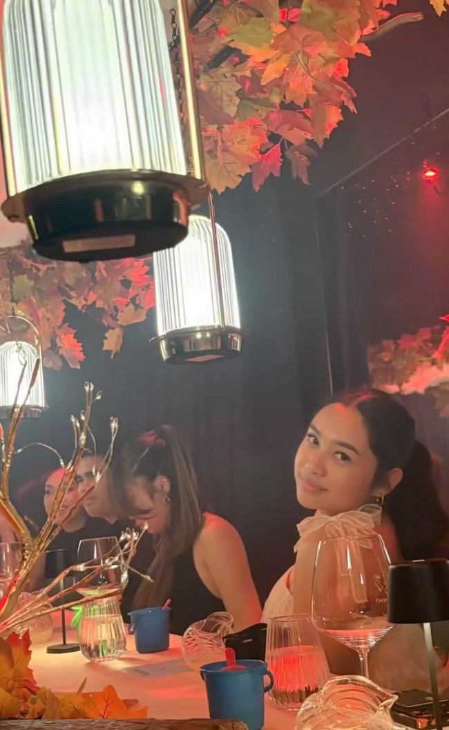 Unggahan Mayang itu pun ramai dibanjiri ucapan selamat ulang tahun dari. rekan artis dan para netizen. Happy birthday Khiran cantik, tulis salah satu komentar. Barokallah anak wedok cantik buk mayang n pak bambang semoga sukses sehat barokah dunia akhirat, komentar lain. Foto: Instagram/@mayangsari_official