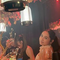 Unggahan Mayang itu pun ramai dibanjiri ucapan selamat ulang tahun dari. rekan artis dan para netizen. Happy birthday Khiran cantik, tulis salah satu komentar. Barokallah anak wedok cantik buk mayang n pak bambang semoga sukses sehat barokah dunia akhirat, komentar lain. Foto: Instagram/@mayangsari_official